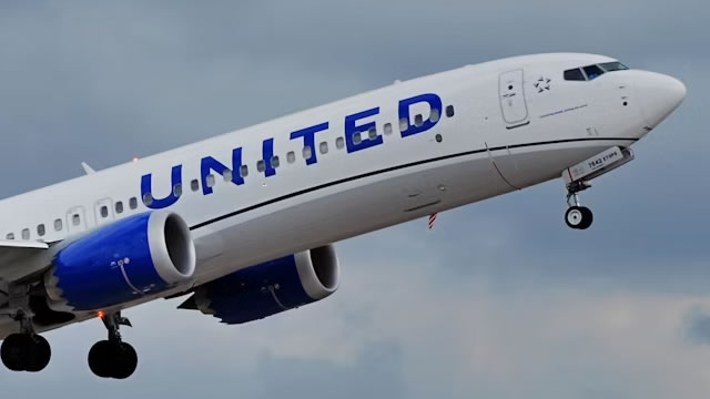 United Airlines Lifts Outlook as Higher Fares Blunt Turbulent Fuel Prices