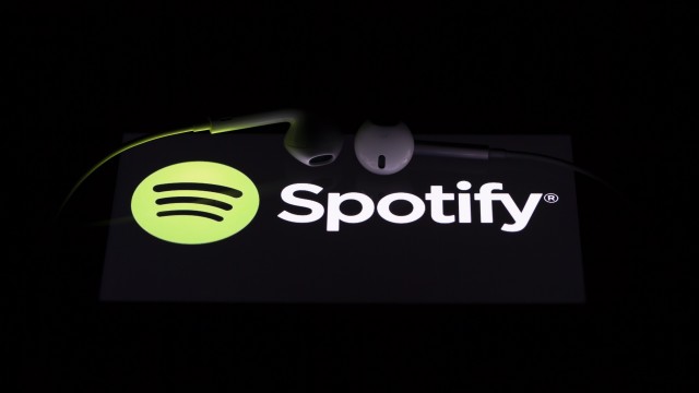 Magic Eraser comes to more devices, Spotify gains an AI DJ, and Netflix decreases prices