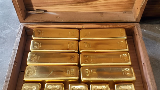Gold Edges Higher Amid Signs of Resilience