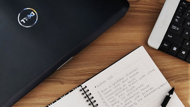 Dell jumps on strong forecast