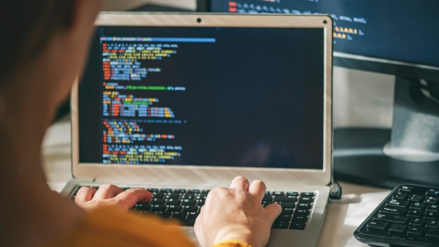 Entry-level software engineers can earn over $170,000 a year at Meta and Google, new data shows. That beats out pay at Amazon and Apple.