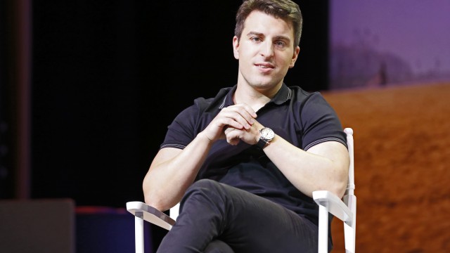 Airbnb reports continued deceleration in nights and experiences booked