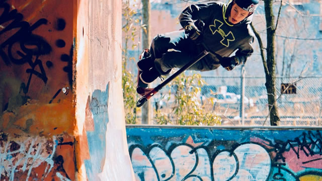 image for news Under Armour's Q2 Earnings Beat Mark, E-Commerce Revenues Dip 8% Y/Y