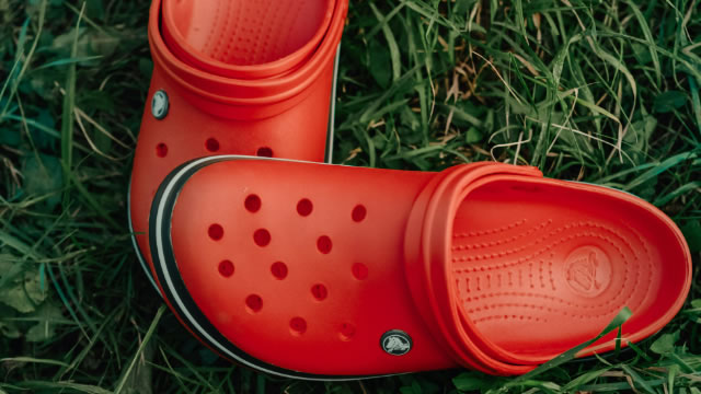 Crocs Logs Lower Profit as Sales Fall