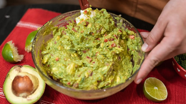 Chipotle forecasts weak annual sales, margin pressure as consumers cut discretionary spending