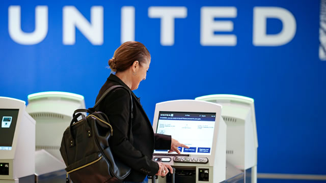 United Airlines falls on mixed results