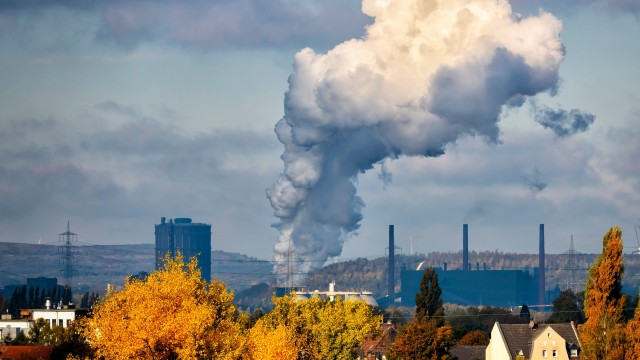 The internet contributes 1.6 billion annual tons in greenhouse gas emissions. Google and Microsoft's AI search war will make it worse.