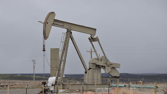 Oil News: Crude Holds Above MAs as Traders Eye OPEC Production Signals and Supply Risk