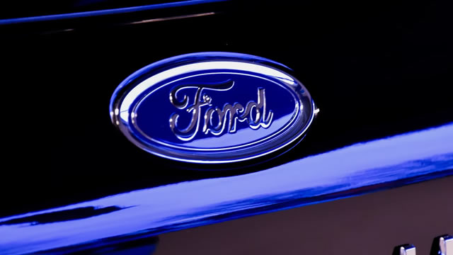 Ford's Latest Employee of the Month is a Hawk Named ‘El Charro'