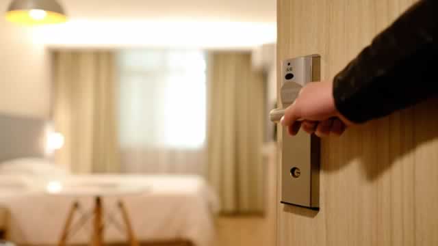 How To Earn $500 A Month From Expedia Stock Ahead Of Q4 Earnings