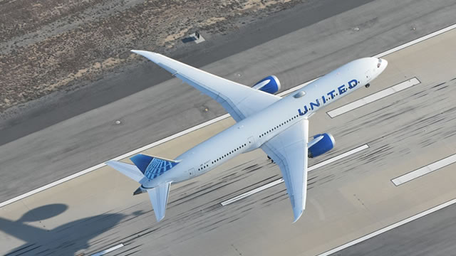 United Airlines plane hits light pole on landing at Newark airport