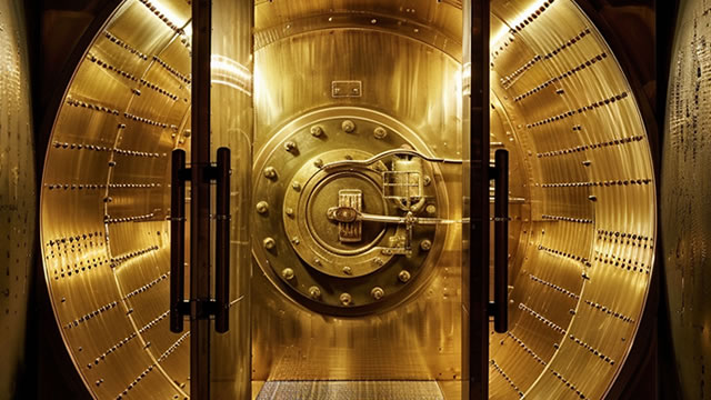 Gold Squeezed Between Safe-Haven Allure, Rate Fears as Underlying Demand Holds