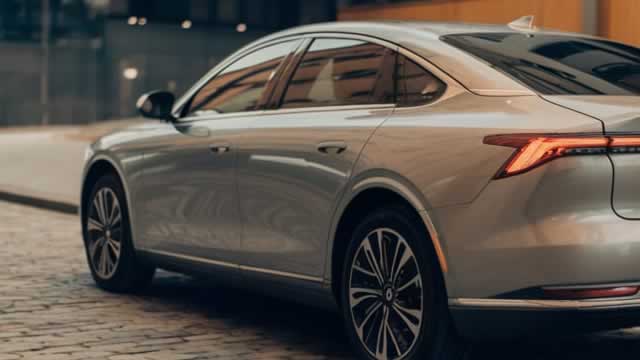 Mercedes-Benz Car Sales Fell 9% in 2025 Amid Challenging Market