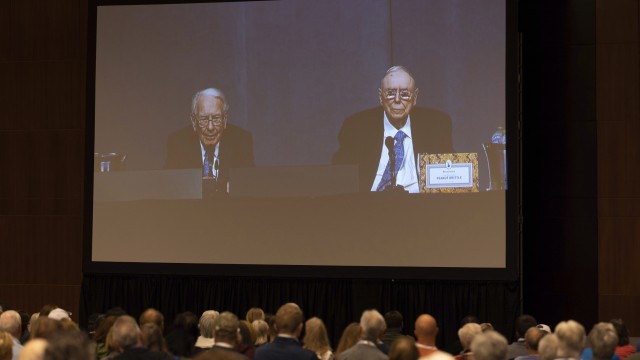 Warren Buffett says letting Silicon Valley Bank customers go under would've been 'catastrophic'
