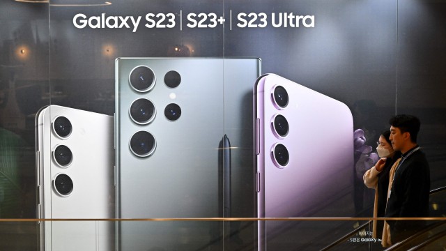 Samsung Electronics expects third quarter profit to plunge 78% but shares surge