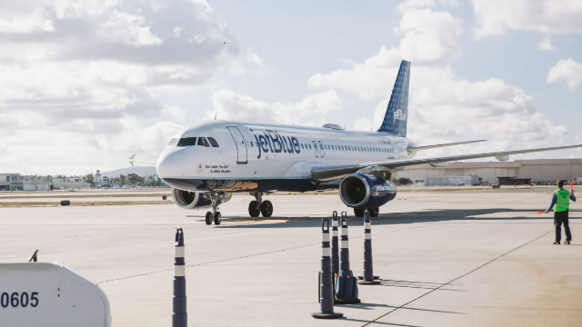 JetBlue Shares in Tailspin as High Fuel Prices Threaten Turnaround