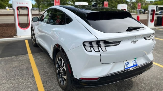 Ford's U.S. November sales down 0.9%