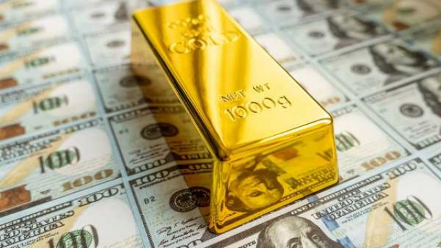 Gold Prices Dip Due to Strong Dollar and Rising Bond Yields