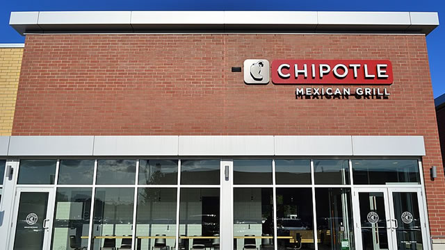 Chipotlane to AI cameras: Inside Chipotle's digital evolution with CEO | Power Players