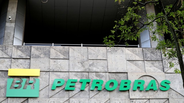 Brazil top court justice holds up Petrobras' minimum-pay appeal win