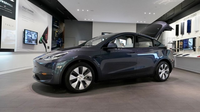 Regulators Probe Tesla After Some Steering Wheels Fall Off
