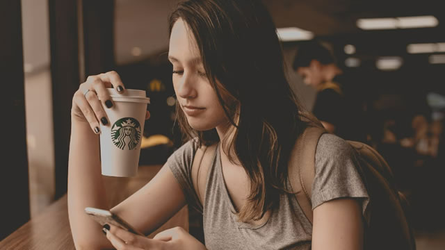 Starbucks Talks Growth, Margins, and China—Investors Remain Cautious