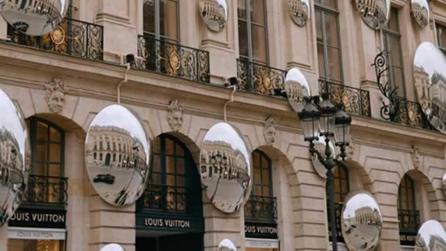 Luxury Stocks Drop After LVMH Results Prompt Caution on Sector Outlook
